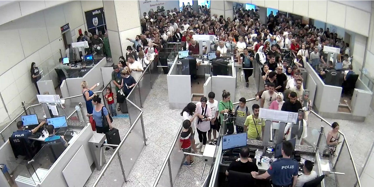 Sarp Sınır Kapısı'ndan bayram tatilinde 270 bin kişi geçti