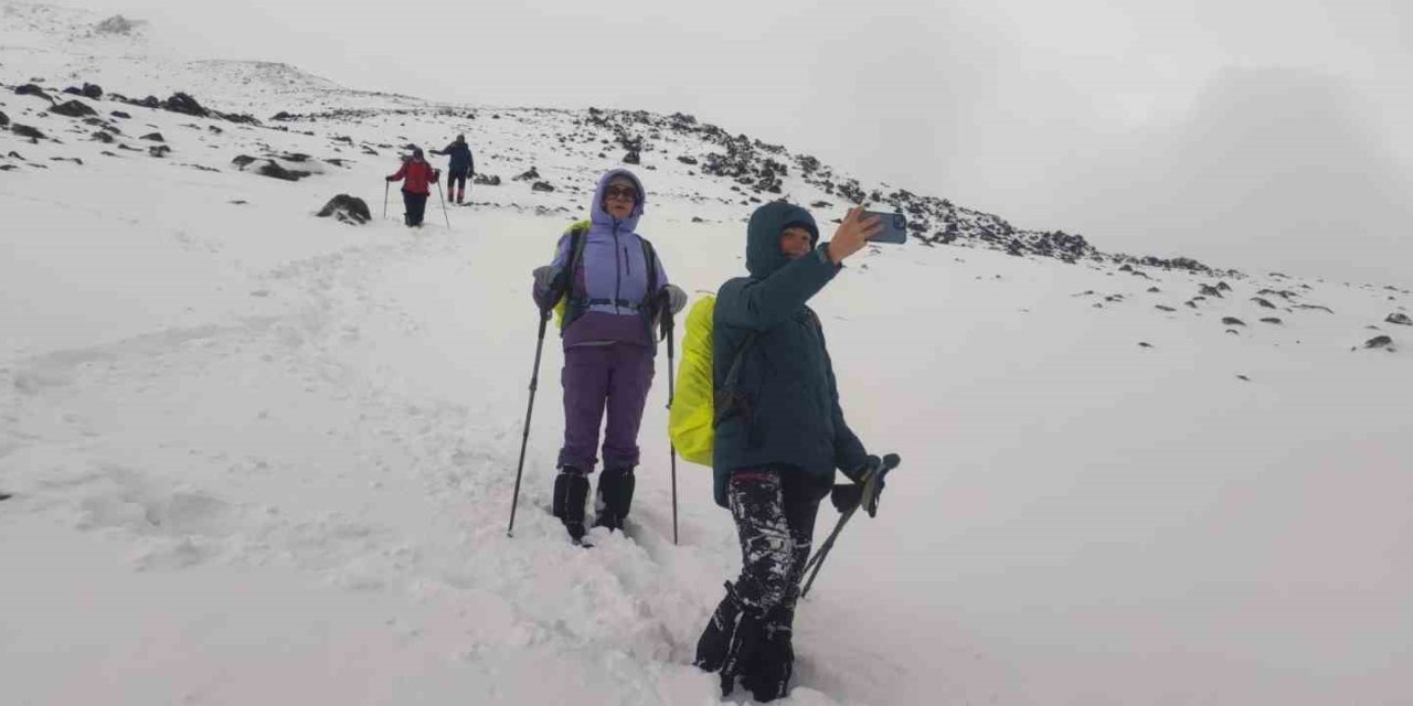 Ağrı Dağı Kadın Dağcılara Geçit Vermedi