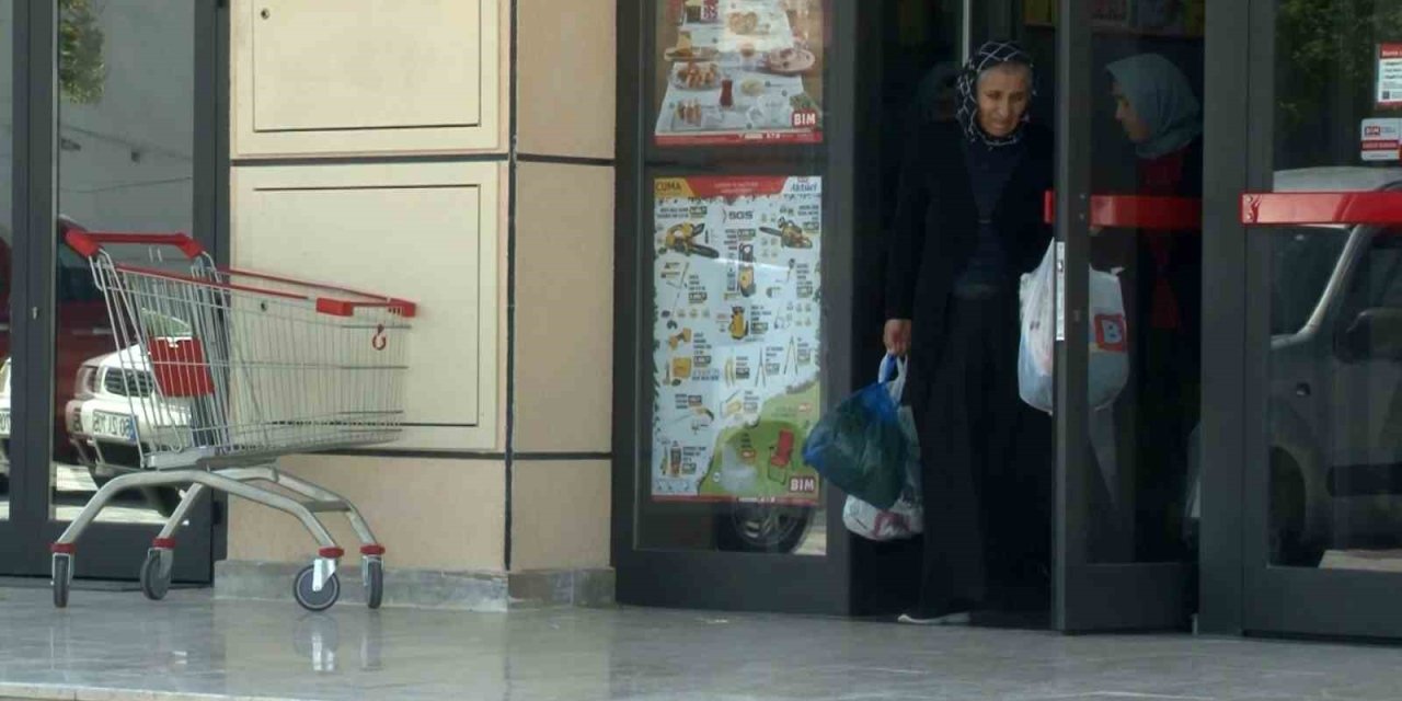 Bim Şubesinde ’skandal’ Görüntü: Tavukları Binek Araçlarla Taşıdılar