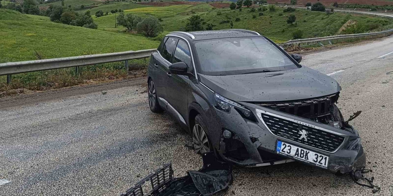 Kontrolden Çıkan Otomobil Bariyerlere Çarptı