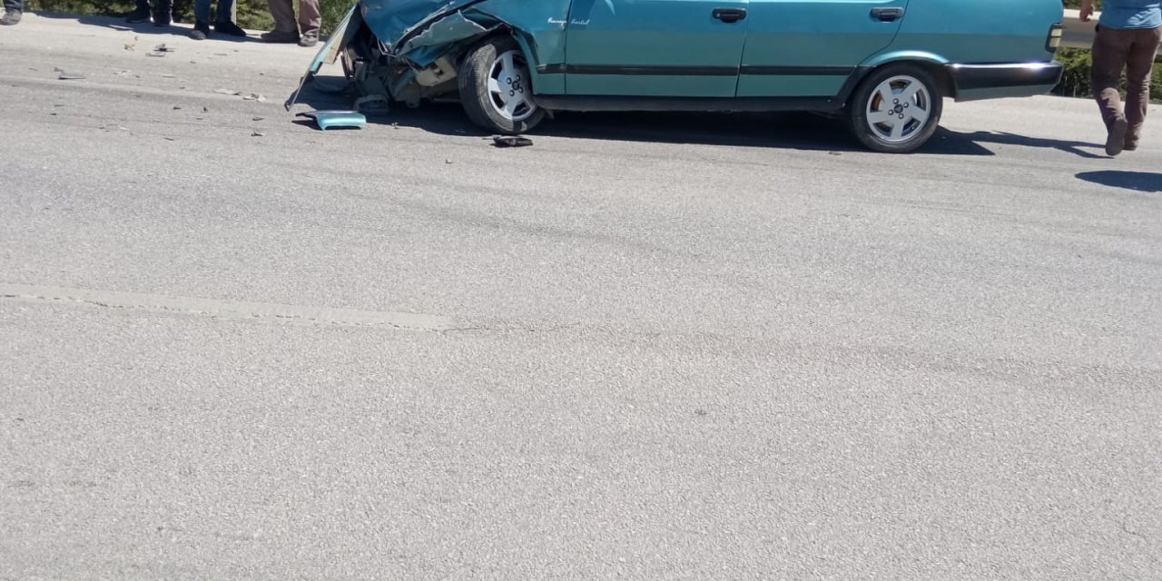 Burdur’da Kavşakta İki Otomobil Çarpıştı: 1 Yaralı