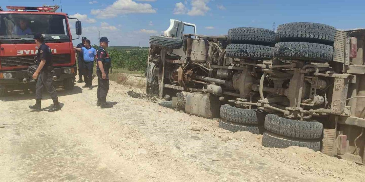 Devrilen Kum Yüklü Kamyonun Sürücüsü Ağır Yaralandı