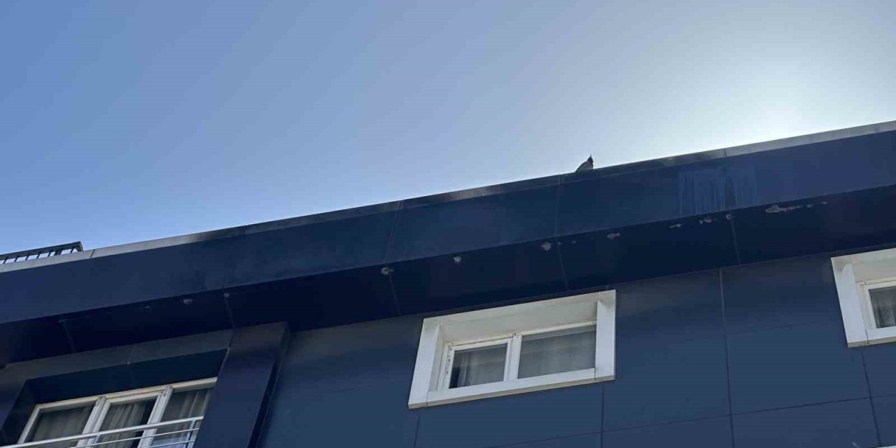 Şişli’de Hareketli Anlar Kamerada: Daireyi Boşaltmayan Adam Binayı Ateşe Verdi