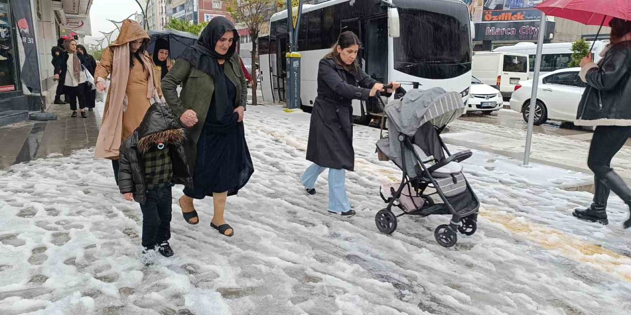 Van’da Etkili Olan Dolu Kışı Aratmadı