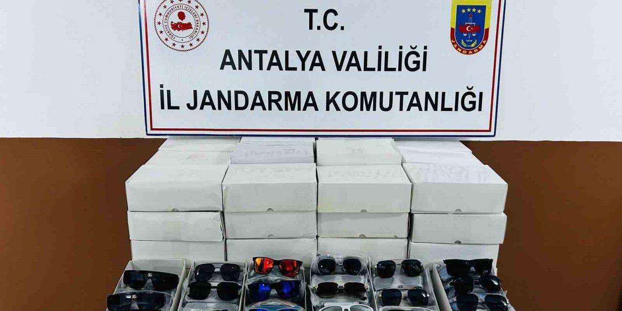 Otobüsten Bin 500 Adet Kaçak Güneş Gözlüğü Çıktı