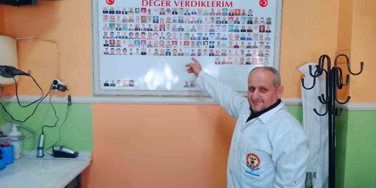 Müşterilerinin Anısını Berber Dükkanında Yaşatıyor