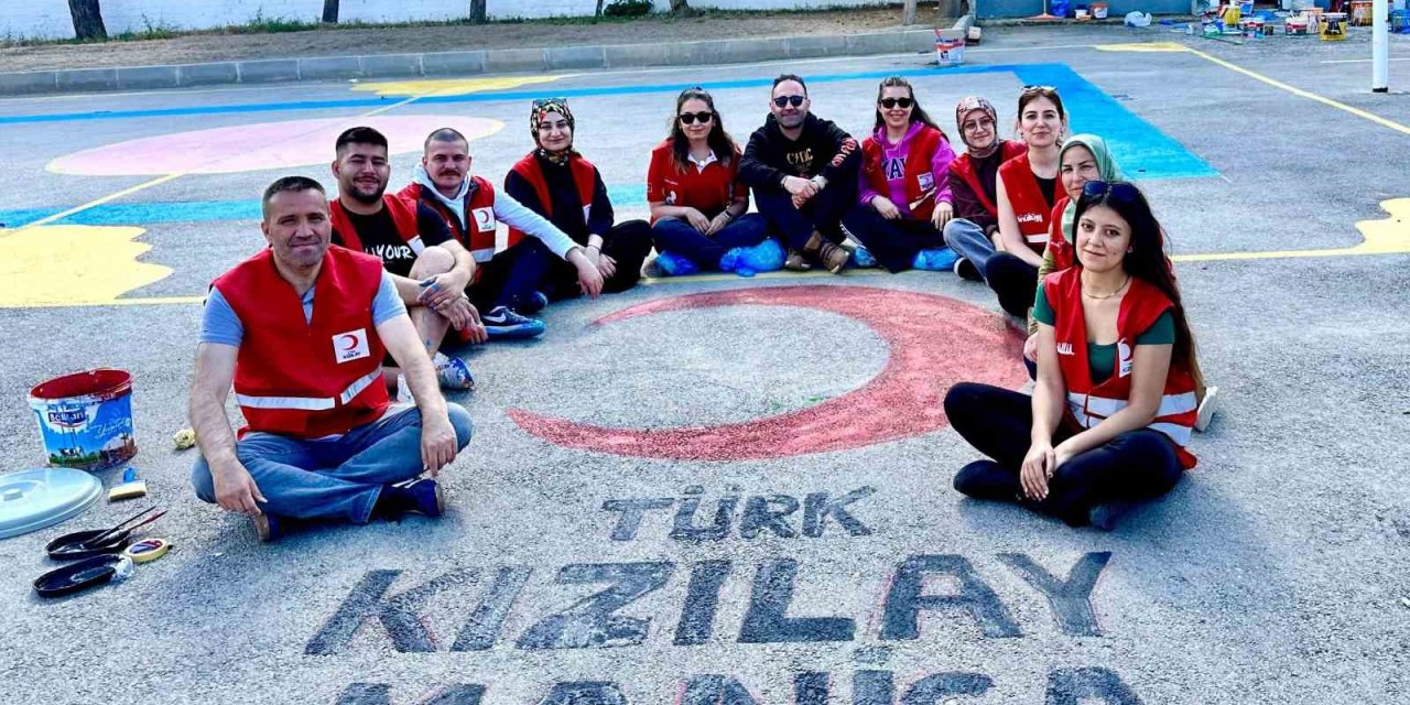Kızılay Gönüllüleri Okul Bahçesini Renklendirdi