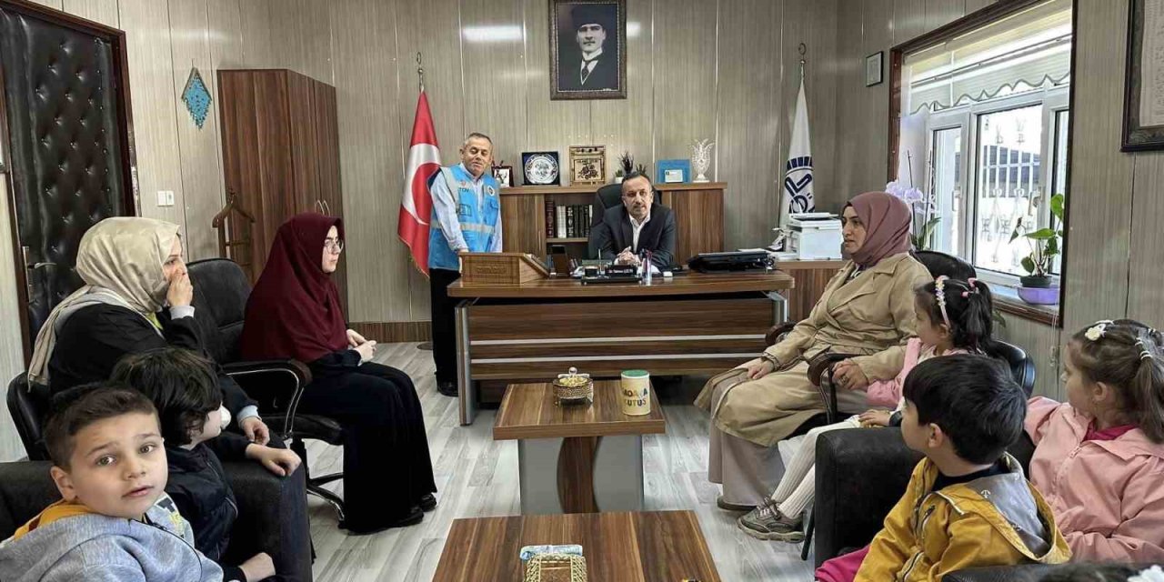 Minik Öğrenciler Kumbaralarını Türkiye Diyanet Vakfı’na Bağışladı