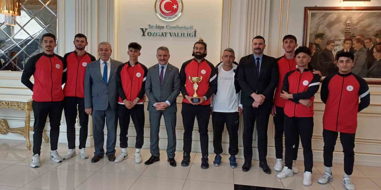 Yozgat Valisi Özkan, Bölge Birinciliğine Ulaşan Sporcuları Tebrik Etti