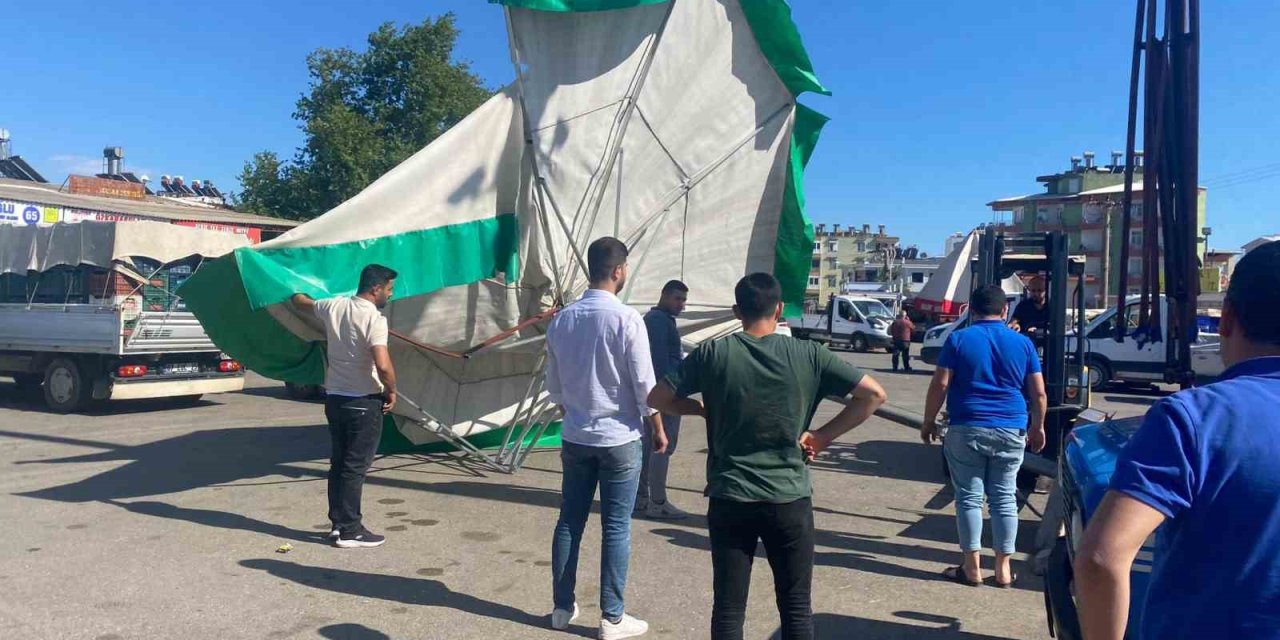 Fırtına Toptancı Halinde Şemsiyeleri Devirdi, Bir Araçta Maddi Hasar Oluştu
