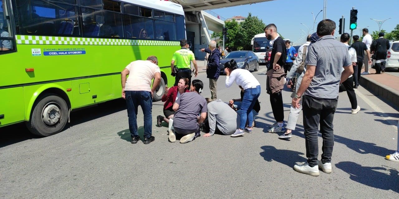 Yolun Karşısına Geçmek İsteyen Kadına Otomobil Çarptı
