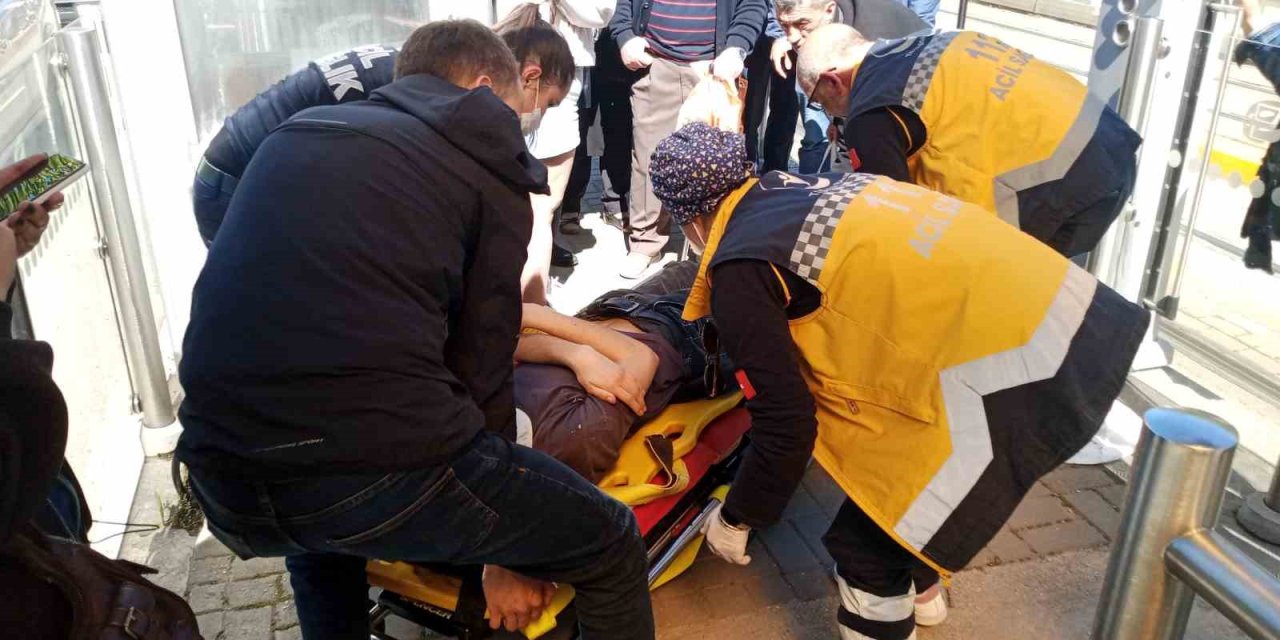 Durakta Düşürdüğü Telefonu Almak İsterken Kafasını Çarpıp Bayıldı