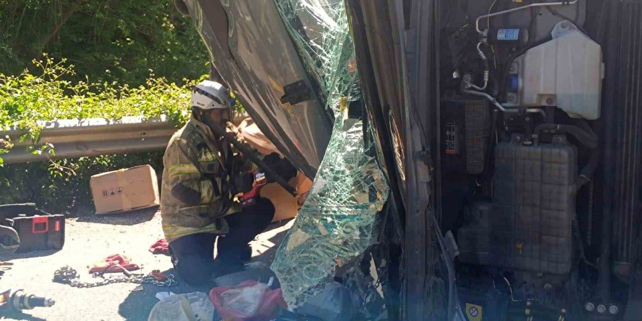 Bursa’da Devrilen Tırın Sürücüsü Hayatını Kaybetti