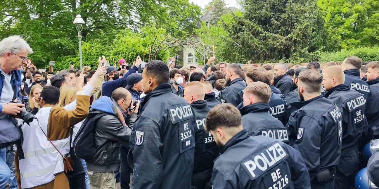 Berlin Özgür Üniversitesi’ndeki Gazze’ye Destek Protestosuna Polisten Müdahale