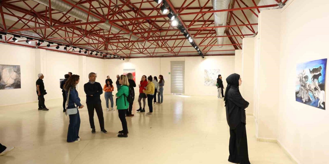 Mavi Saat Sergisi Sanatseverleri Bekliyor