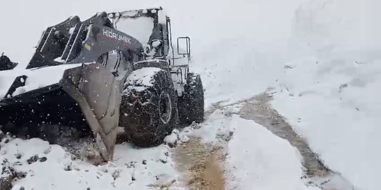 Doski Vadisi’nde Mayıs Ayında 5 Metreyi Bulan Kar Görüntüleri Hayrete Düşürüyor