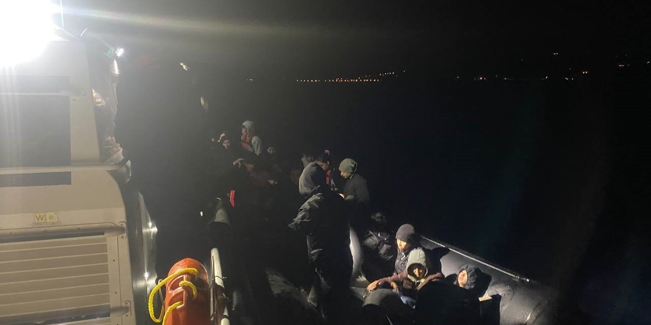 Çanakkale’de Arızalanan Lastik Bot İçinde Sürüklenen 32 Kaçak Göçmen Kurtarıldı