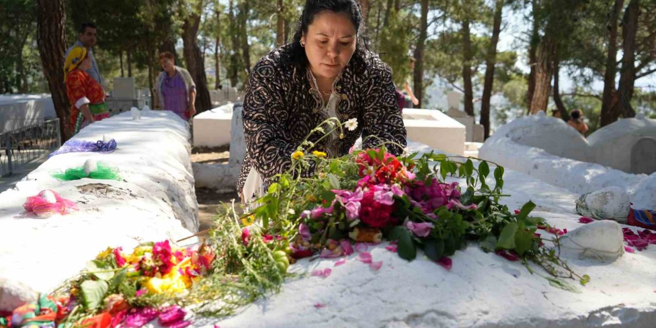 Asırlardır Hıdırellez’ı Mezarlıkta Kutluyorlar