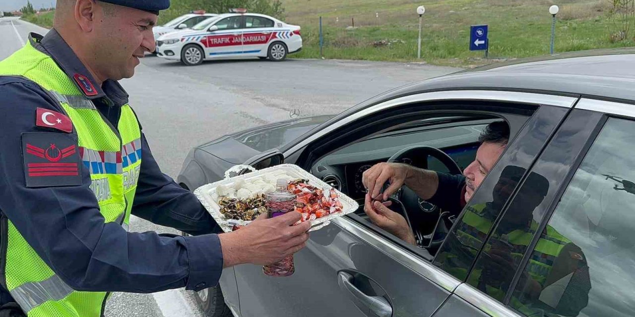 Jandarma Sürücüleri Lokum Ve Çikolata İle Durdurdu