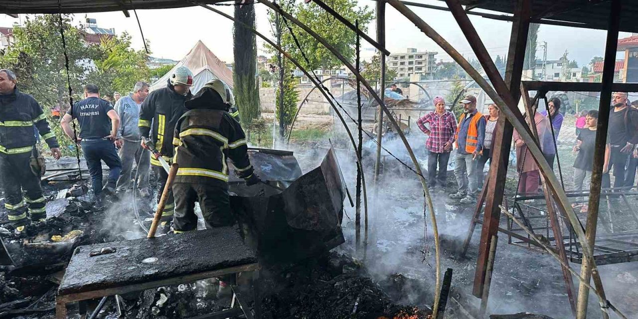Antakya’da Çıkan Yangından Baraka Kullanılamaz Hale Geldi