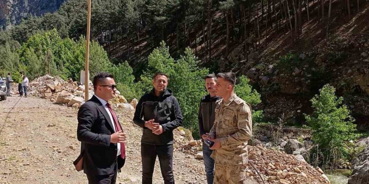 Saimbeyli’de Kaya Düşen Yolda İnceleme