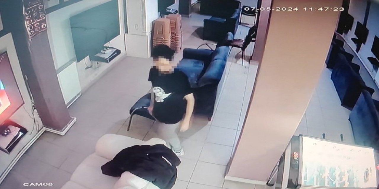 Sultangazi’de Oyun Konsolu Hırsızlığı Kamerada: "Arabamı Çekip Geleceğim" Diyerek Kaçtı