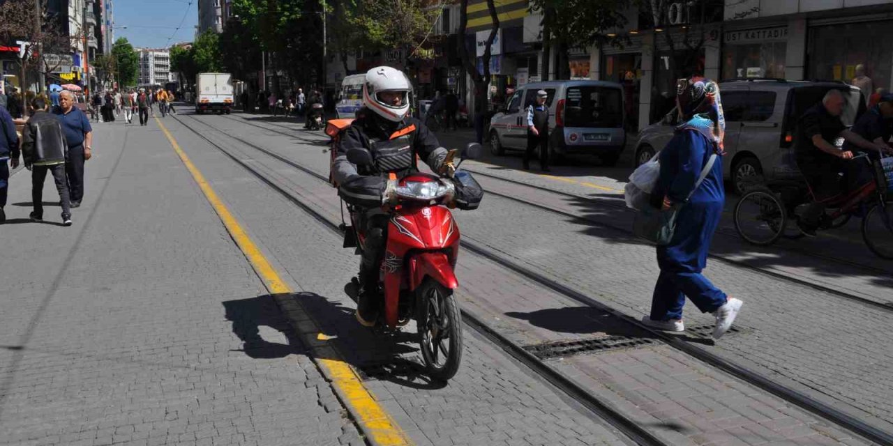 Kural Tanımayan Motosiklet Ve Bisiklet Sürücüleri Tepki Çekiyor