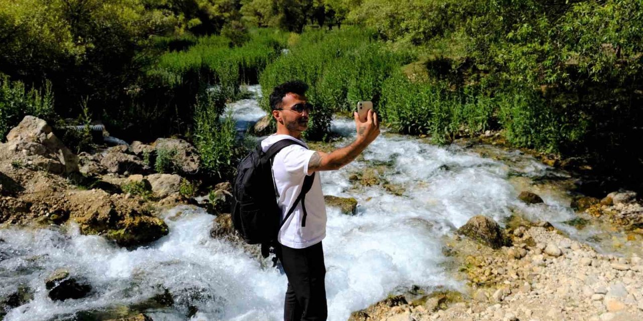 Doğa Harikası Girlevik Şelalesi’ne Hayat Veren Gözeler, Doğaseverlerin Uğrak Yeri Oldu