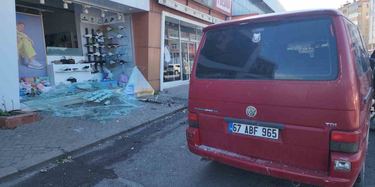 Direksiyon Hâkimiyetini Kaybeden Otomobil Mağazaya Böyle Girdi