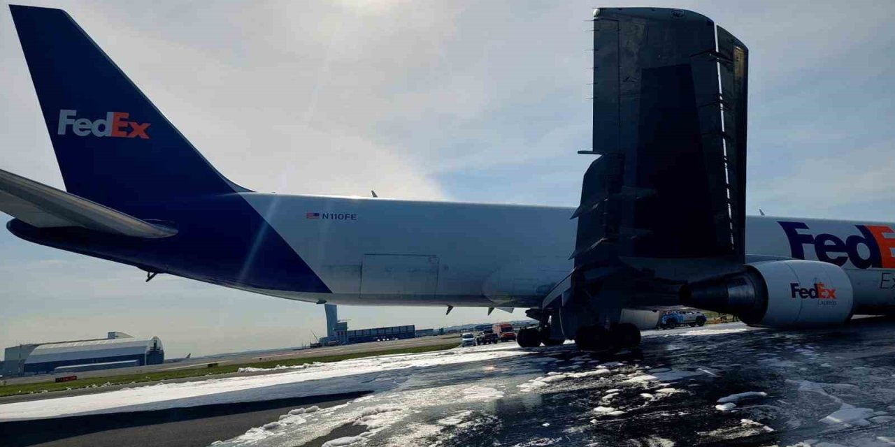 İstanbul Havalimanı’nda Kargo Uçağı Ön İniş Takımı Açılmayınca Gövde Üzerine İniş Yaptı. Olayda Ölen Ya Da Yaralanan Olmadığı Öğrenildi.