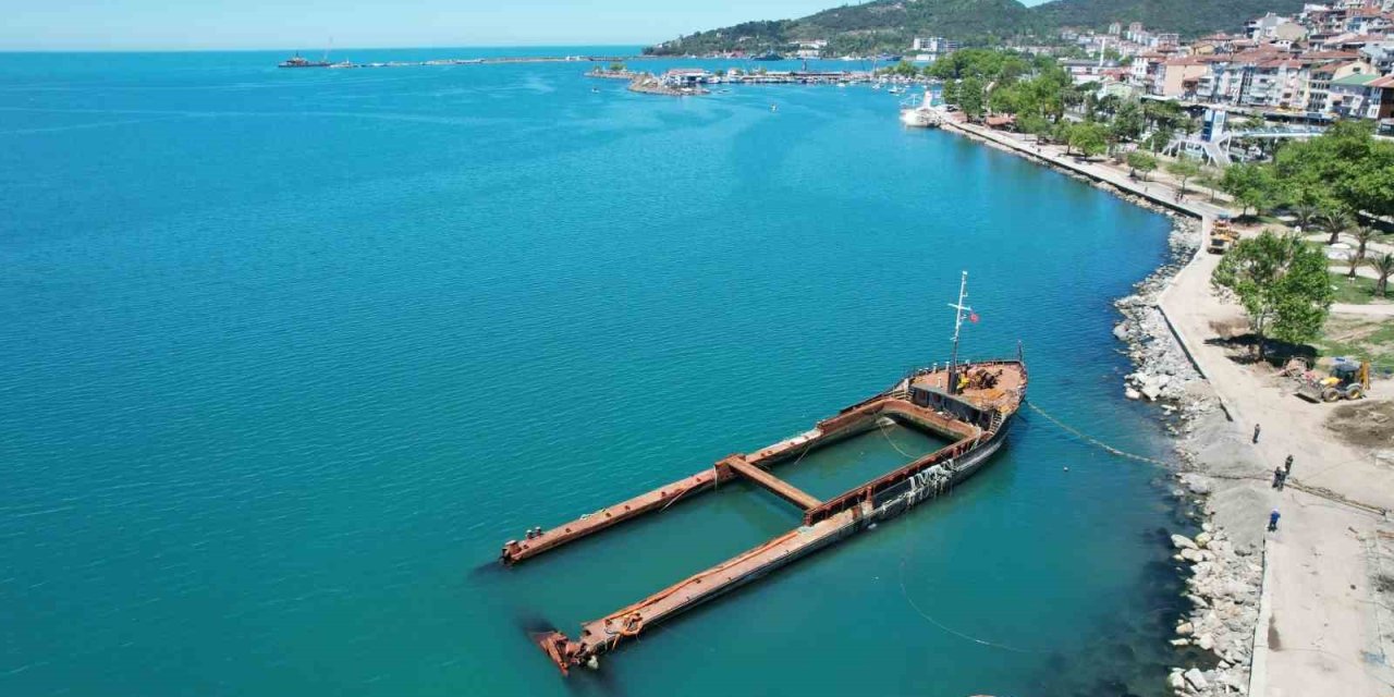 Fırtınada İkiye Bölünen Pallada Gemisi’nin Söküm İşlemleri Sürüyor