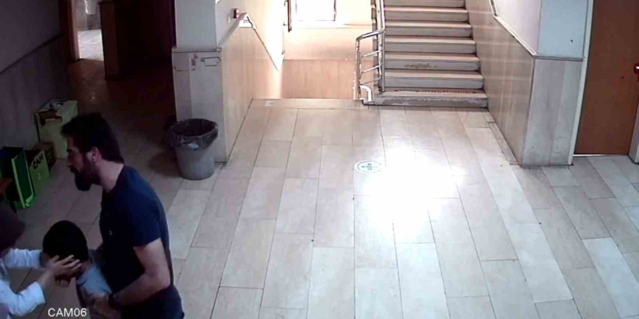 Boğazına Çanta Kancası Kaçan Çocuğu Öğretmenin ’heimlich’ Manevrası Kurtardı