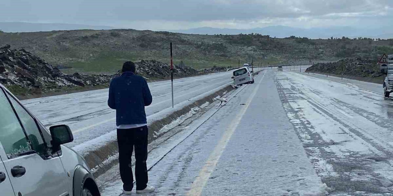 Dolu Yağışı Kazalara Neden Oldu, Sürücüler Zor Anlar Yaşadı