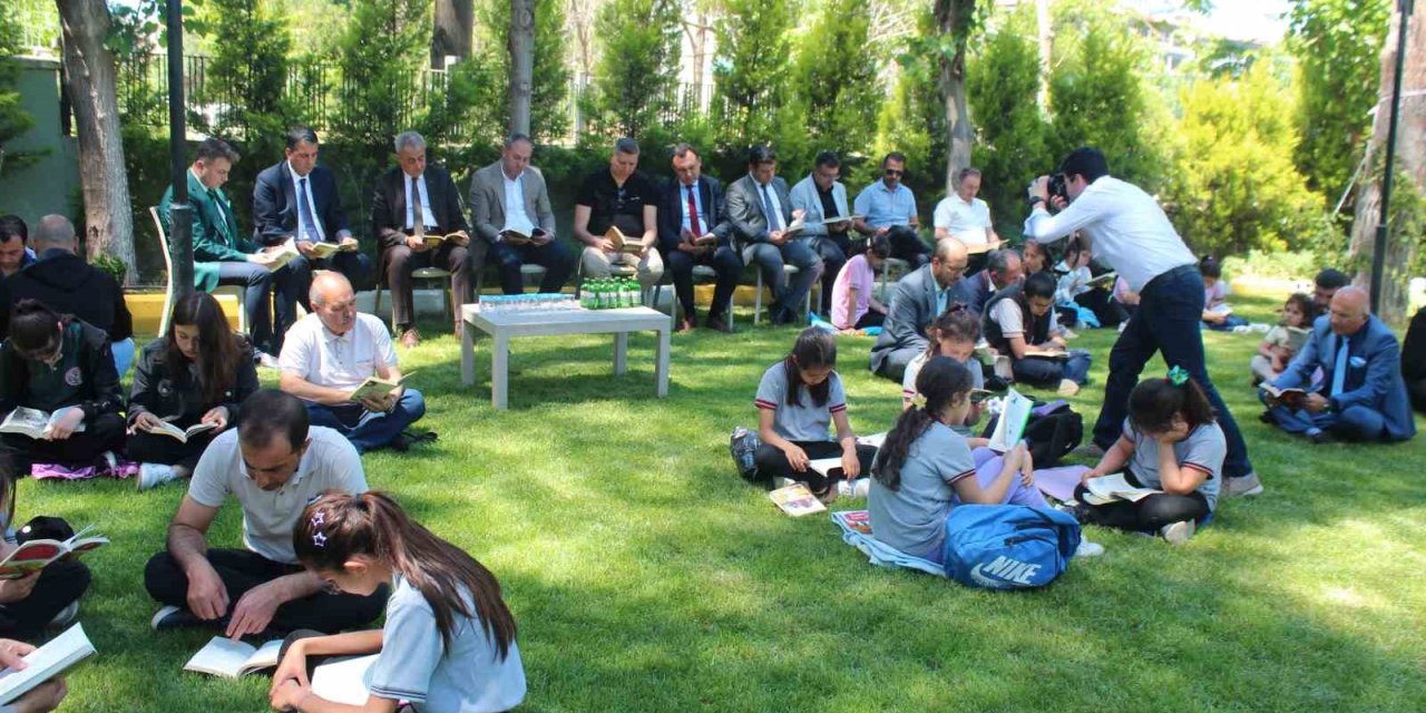 Alaşehir’de Kitap Okuma Etkinliği Düzenlendi
