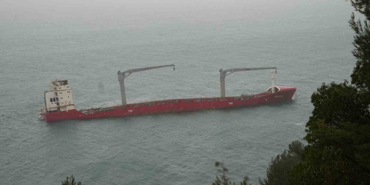 Karaya Oturduktan Sonra Parçalara Ayrılan Gemide Çalışmalar Sürüyor