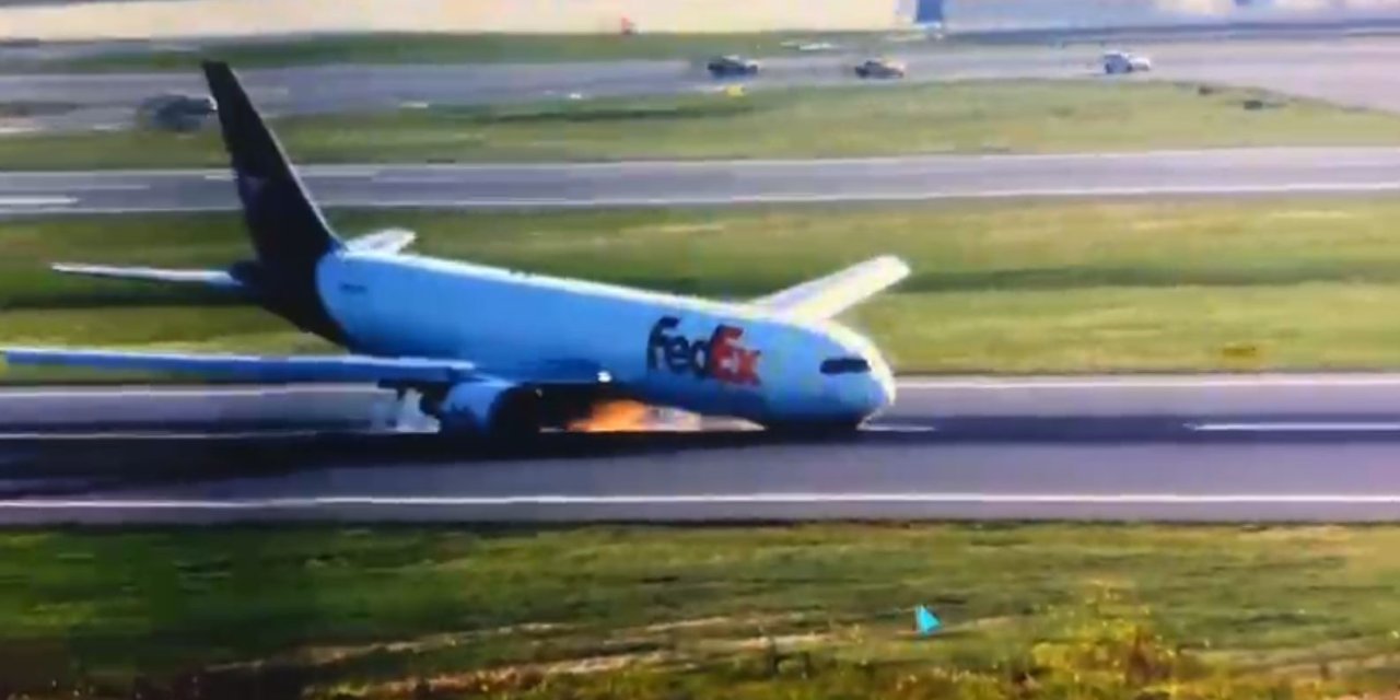 İstanbul Havalimanı’nda Fedex Havayolları’na Ait Kargo Uçağının Gövdesinin Üzerine İndiği An Kamerada
