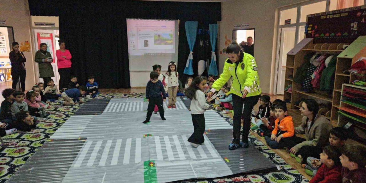 Polisler Anaokulu Öğrencilerini Trafik Hakkında Bilgilendirdi