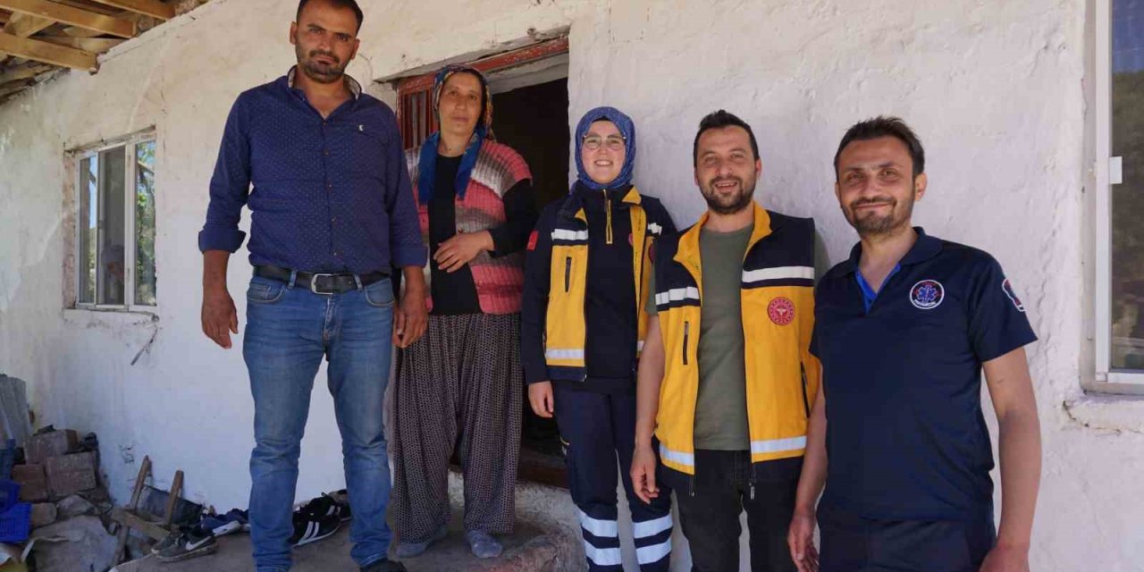 Hastaneyi Beklemeyip Ambulansta Doğan Nehir Bebek Paramedik Ekibiyle Buluştu