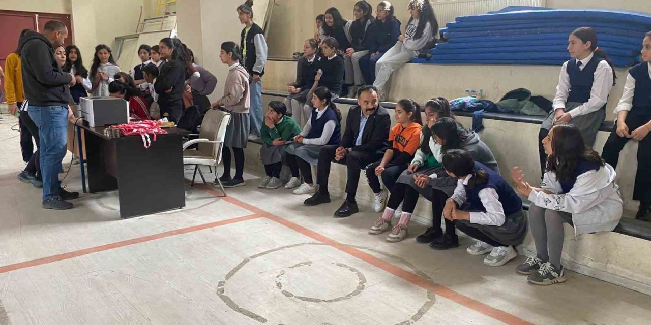 Digor’da Bilek Güreşi Şampiyonları Madalyalarını Aldı