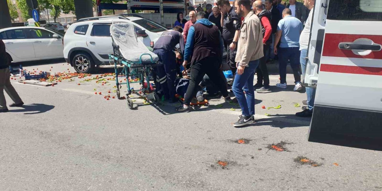 Otomobil İle Çarpışan Triportörün Sürücüsü Yola Fırladı