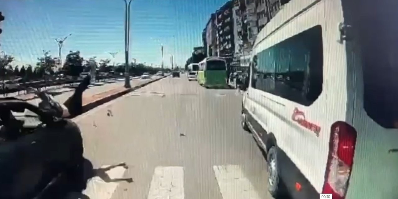 Yaya Geçidinde Otomobil Böyle Çarptı