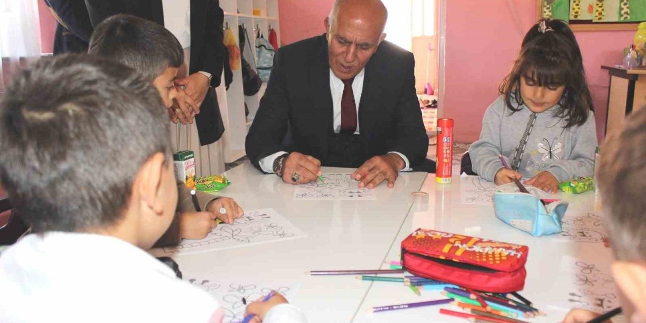 Başkan Demirtaş, Miniklerle Resim Boyama Çalışmasına Katıldı