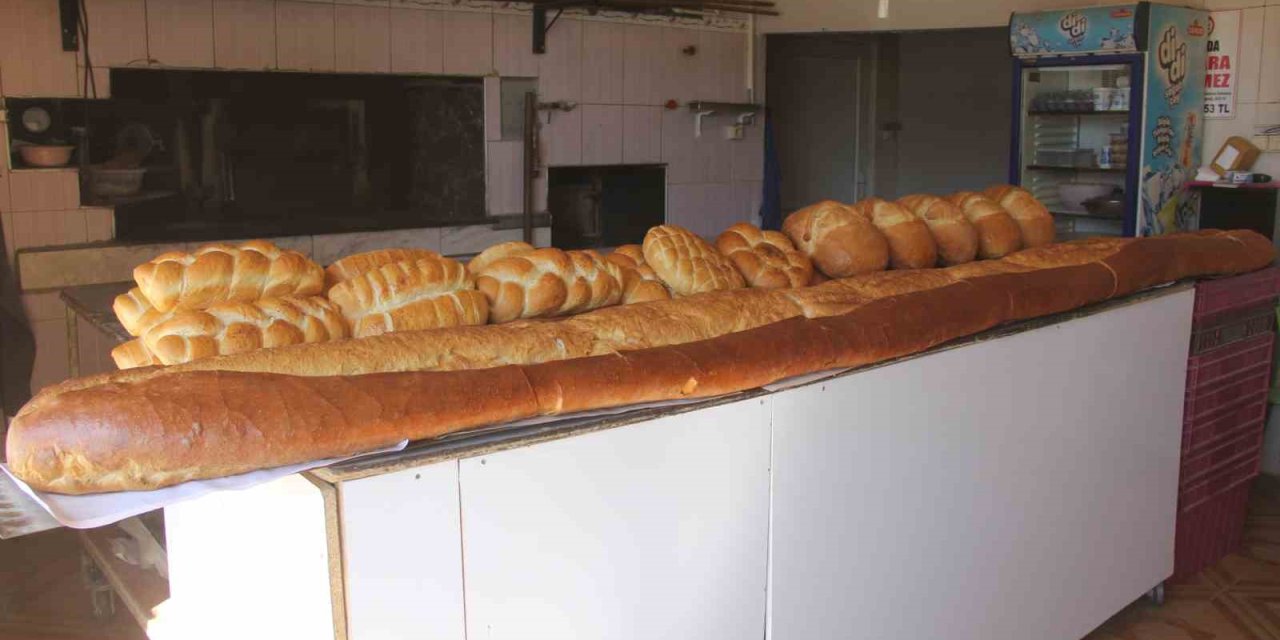 Sosyal Medya Yorumlarına, Ürettiği 4 Metrelik Ekmekle Cevap Verdi