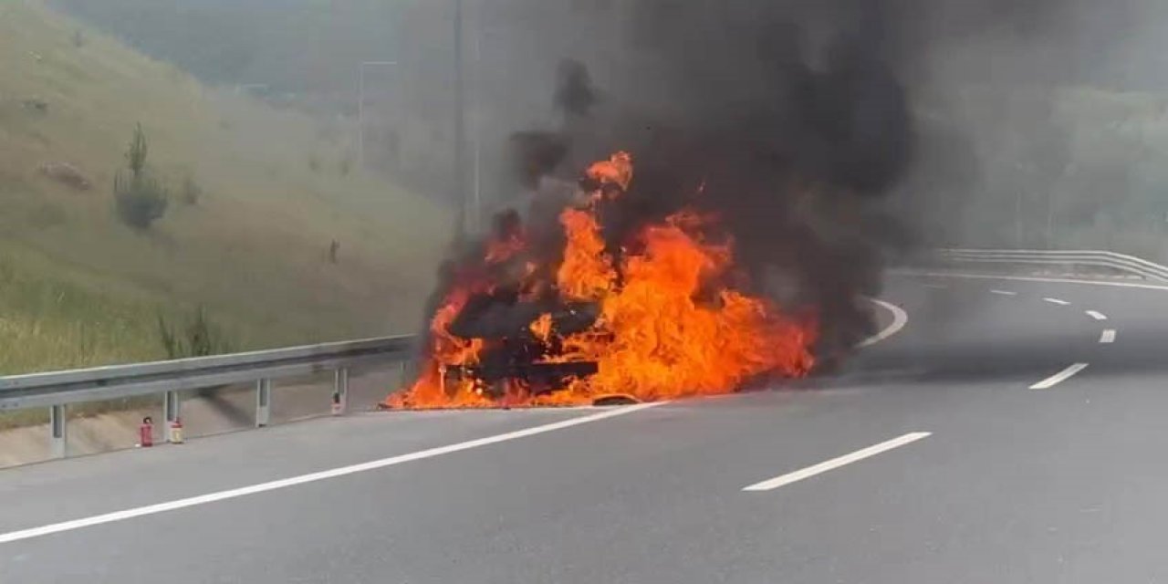 Pendik’te Minibüs Alev Alev Yandı, O Anlar Kamerada