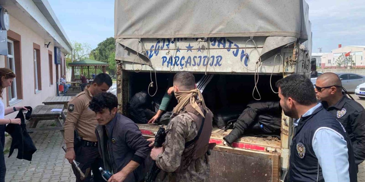 Kırklareli’nde Kamyonet Kasasında 36 Kaçak Göçmen Yakalandı