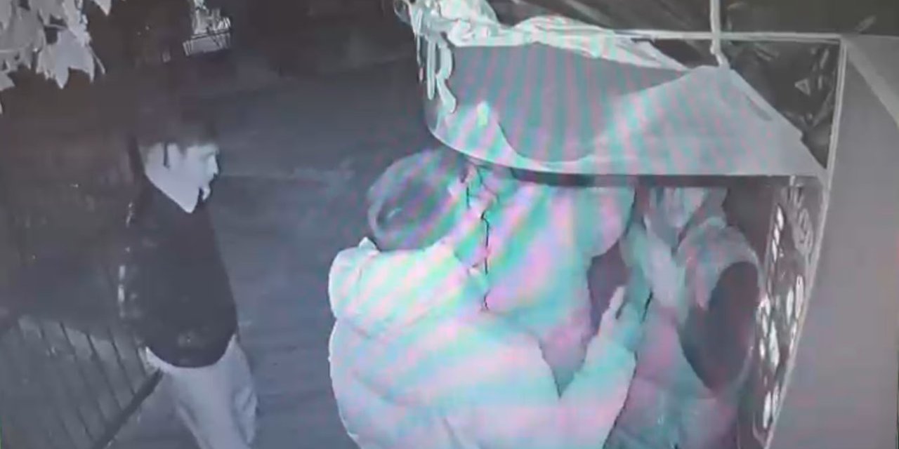 Boks Makinesini Çalıştıramayan Gençler, Cihaza Zarar Verdi: O Anlar Kamerada