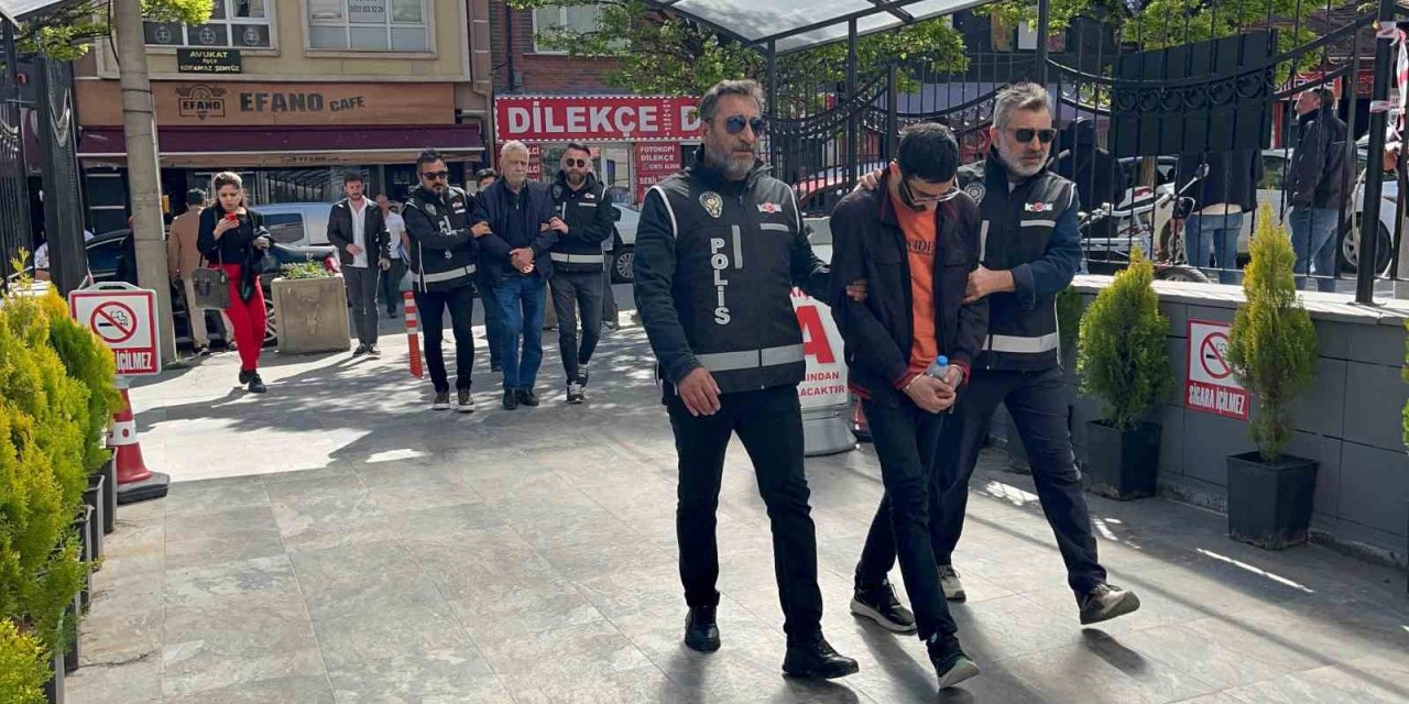 ‘Mahzen-40’ Operasyonunda Tefecilik İddiası İle Yakalanan Baba Ve Oğlu Adliyeye Sevk Edildi