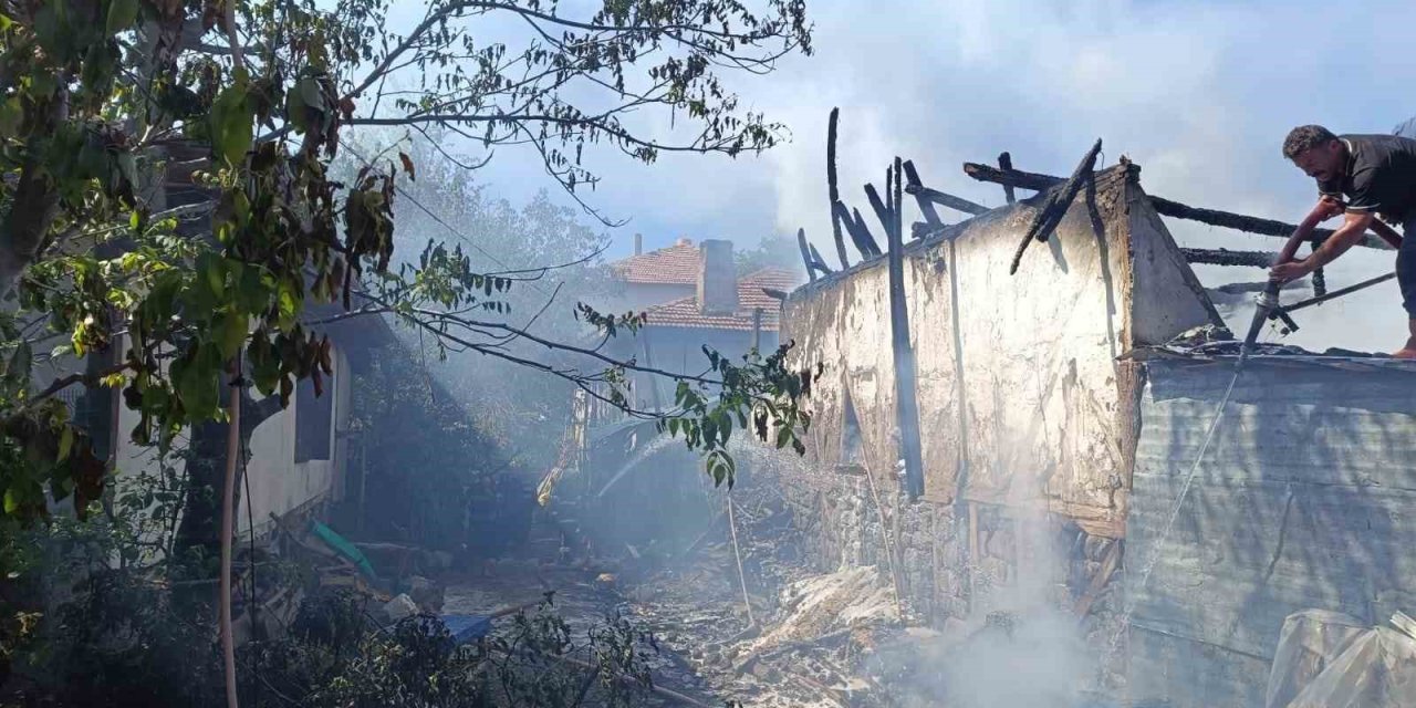 Alevlere Teslim Olan Ev Küle Döndü