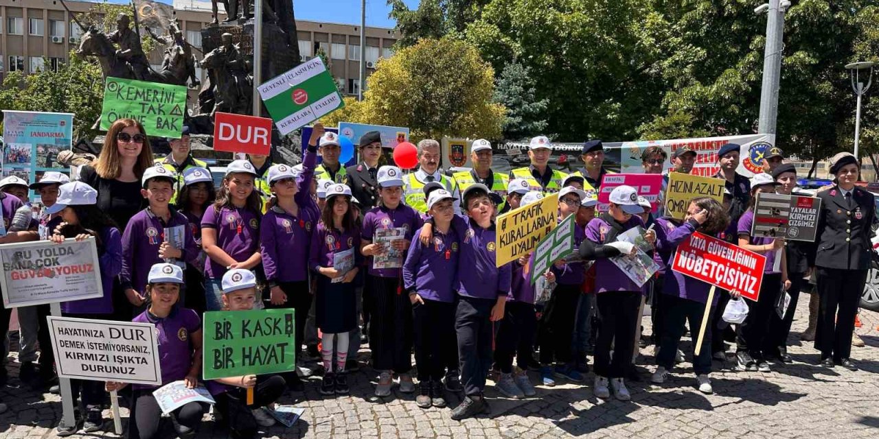 Uşak’ta Öğrencilere Kırmızı Düdük Dağıtıldı