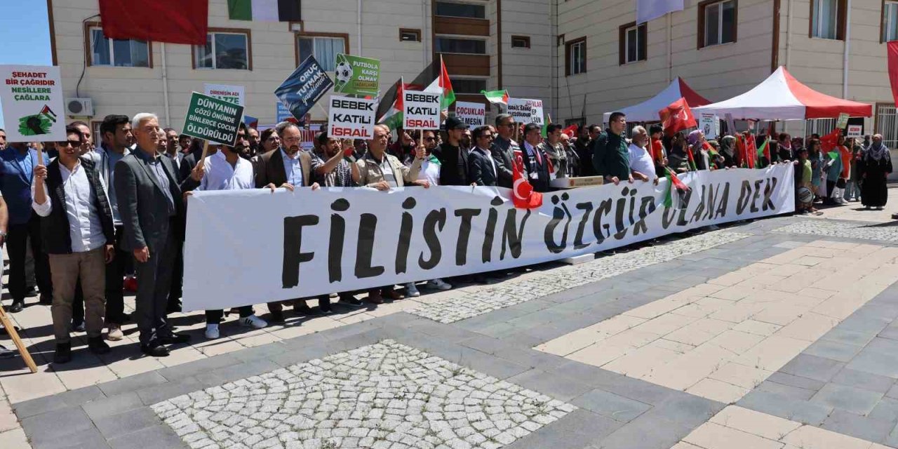 Öğrenciler İsrail’i Protesto Etti